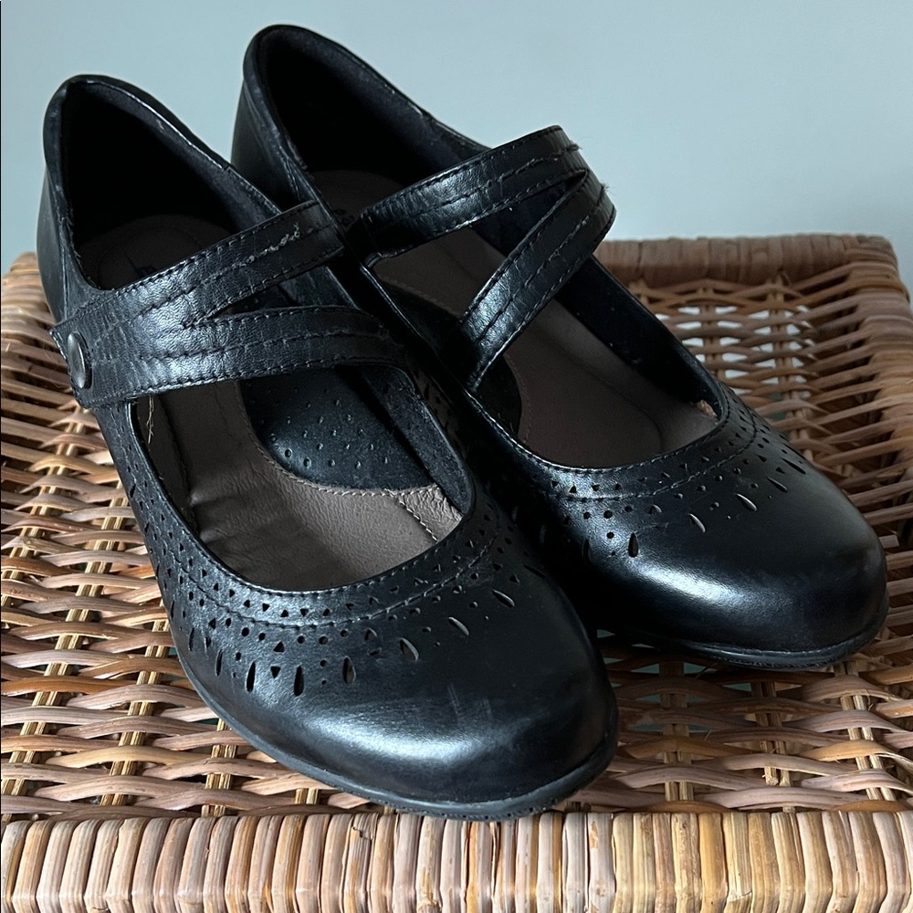 Earth Black Perforated Heels 9 W